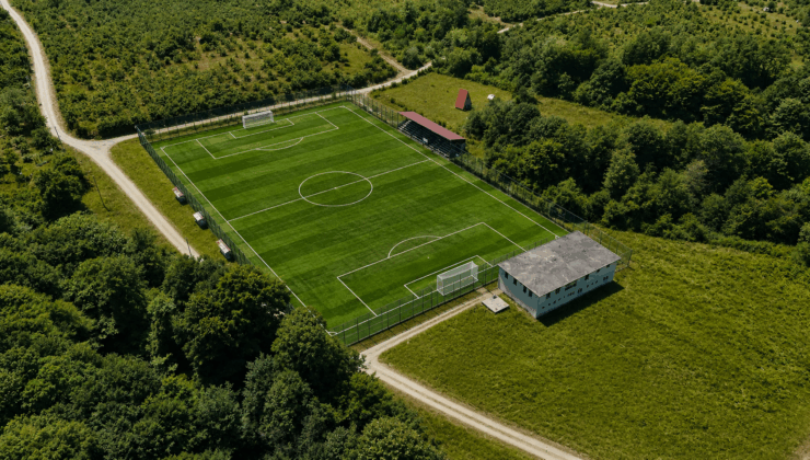Arifiye Kışlaçay’daki mevcut futbol sahaları FIFA standartlarında yenileniyor.