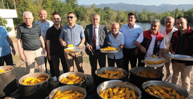 Karaçomaklar Mahallesinde Şeker Mısırı İkram programı düzenlendi