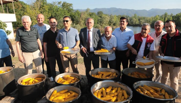Karaçomaklar Mahallesinde Şeker Mısırı İkram programı düzenlendi