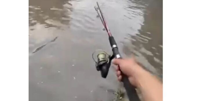 Sağanak yağış Arifiye’de hayatı olumsuz etkiledi.