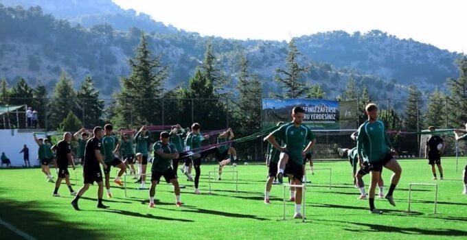 Sakaryaspor,kamp çalışmaları için Davraz’da mesaiye başladı. 