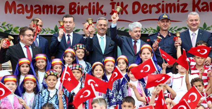 İlk ders zilini öğrencilerle birlikte çaldılar