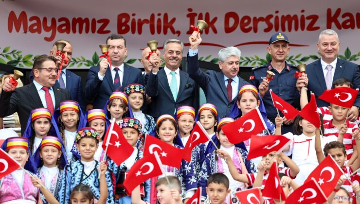 İlk ders zilini öğrencilerle birlikte çaldılar
