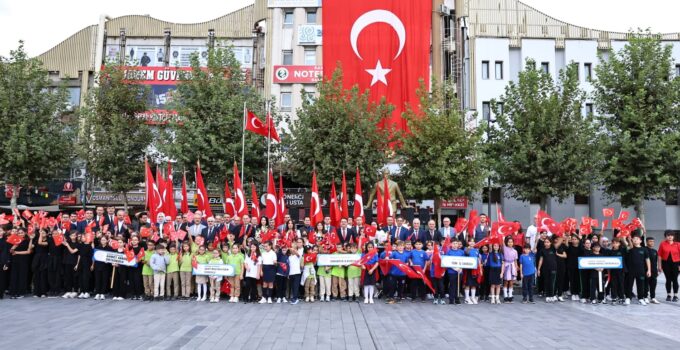 Yeni eğitim öğretim yılının heyecanı çelenk sunma ile başladı