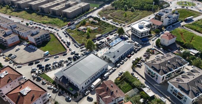 Arifiye Yüzme Havuzu ve Gençlik Merkezi’nin tanıtım töreni gerçekleşti