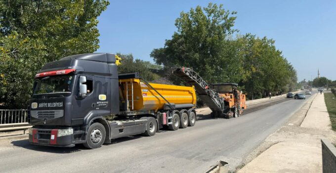 Sağlık Caddesinde asfalt yenileme çalışmaları başladı