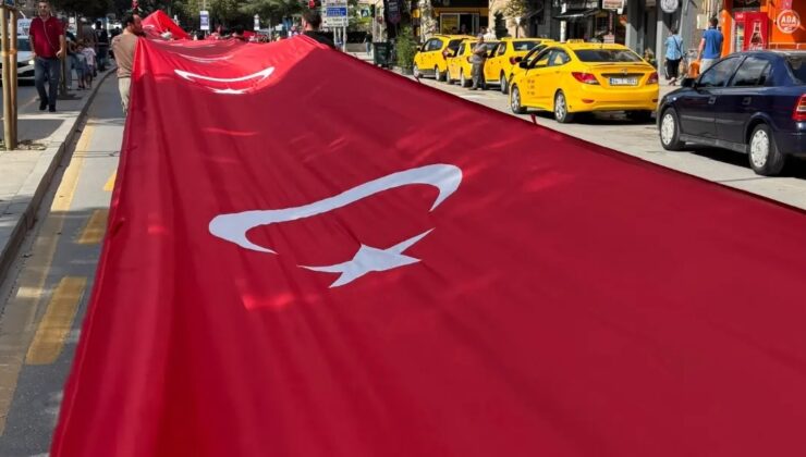 Sakarya sokaklarında dev Türk Bayrağı dalgalandı