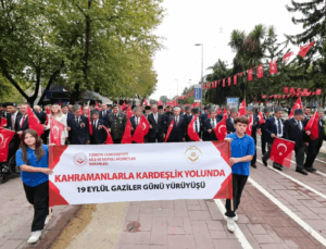  “Kahramanlarla Kardeşlik Yolunda 19 Eylül Gaziler Günü Yürüyüşü” gerçekleştirildi. 