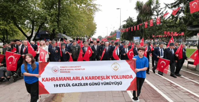  “Kahramanlarla Kardeşlik Yolunda 19 Eylül Gaziler Günü Yürüyüşü” gerçekleştirildi. 