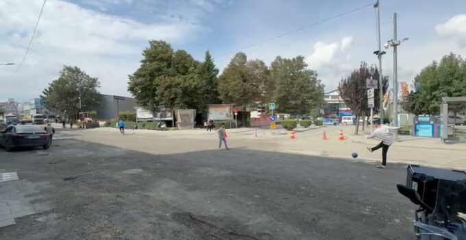 Atatürk Caddesi’nde Trajikomik Tepki: Yolda Top Oynadılar, Balık Tuttular!