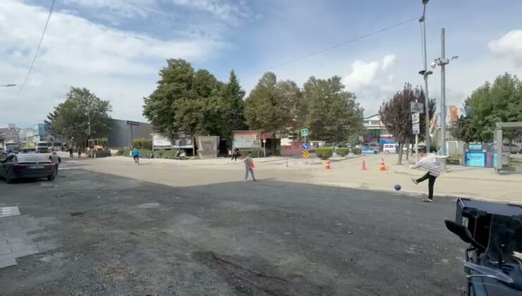 Atatürk Caddesi’nde Trajikomik Tepki: Yolda Top Oynadılar, Balık Tuttular!