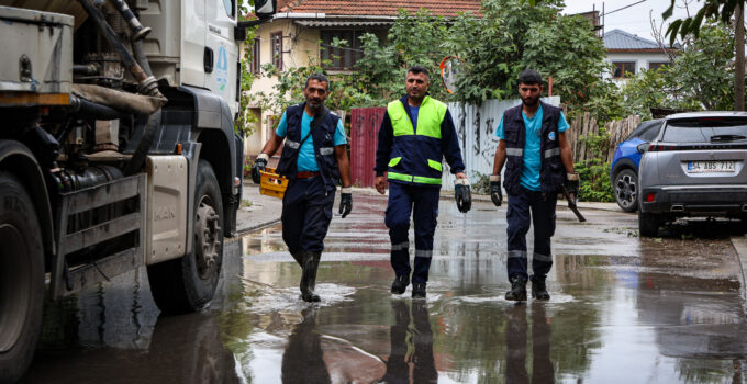 Şehri etkisi altına alan sağanak yağışın izleri siliniyor