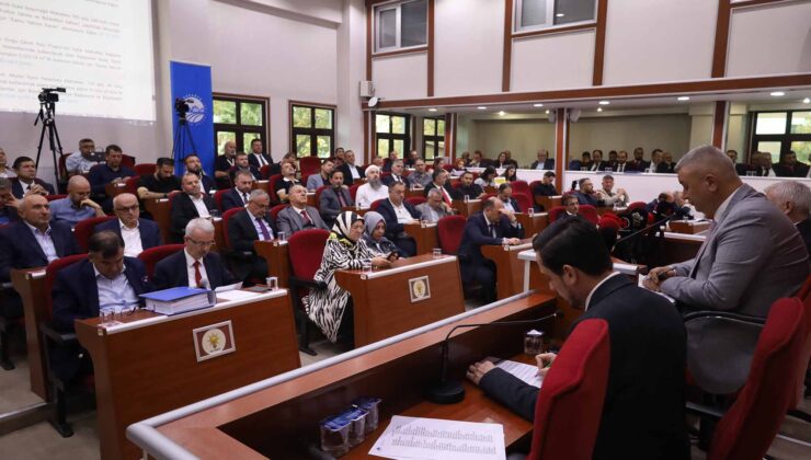 Büyükşehir Meclisi’nde tarihi karar: 153 kırmızı dolmuş taksiye dönüşüyor