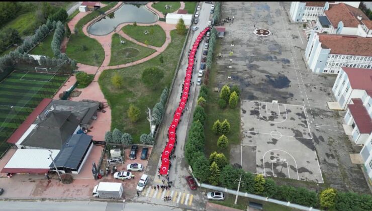 Arifiye’de 15 Temmuz Ruhuna Yakışır Anma: 100 Metrelik Türk Bayrağı İle Demokrasi Yürüyüşü