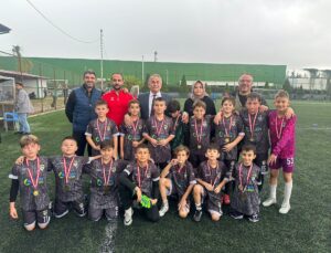 Arifiye’de Cumhuriyet Coşkusu Sahaya Yansıdı: Minik Sporcuların Kupa Heyecanı!