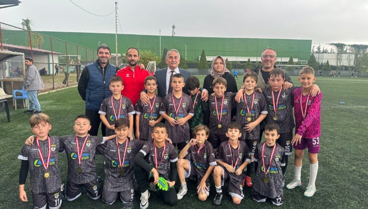 Arifiye’de Cumhuriyet Coşkusu Sahaya Yansıdı: Minik Sporcuların Kupa Heyecanı!