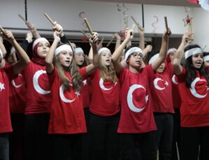 Arifiye Ortaokulu’nda Cumhuriyet Bayramı Coşkusu: Öğrencilerden Unutulmaz Gösteri
