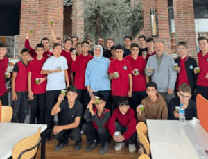 KÜTÜPHANEDE KİTAP SAYFALARINDAN ZEYTİN AĞACININ GÖLGESİNE