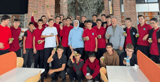 KÜTÜPHANEDE KİTAP SAYFALARINDAN ZEYTİN AĞACININ GÖLGESİNE