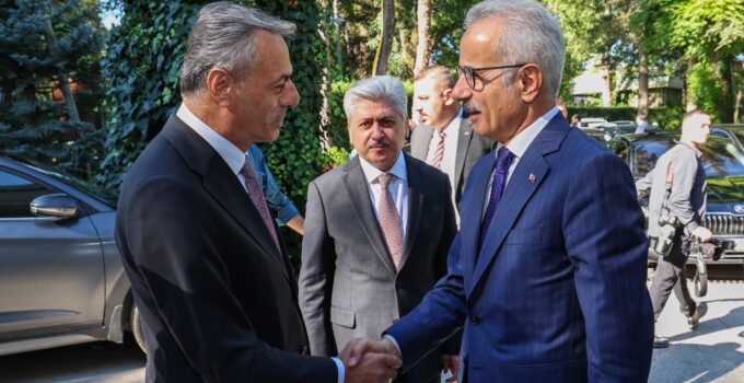 Bakan Uraloğlu 2. Havacılık Zirvesi’ne katılmak üzere Sakarya’ya geldi.