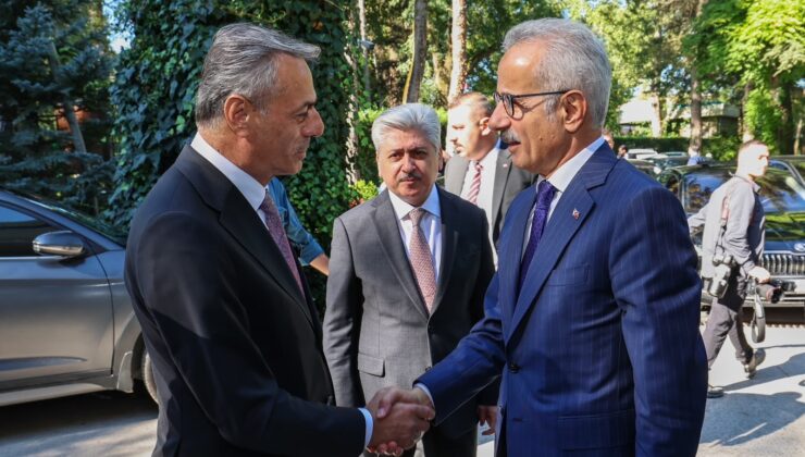 Bakan Uraloğlu 2. Havacılık Zirvesi’ne katılmak üzere Sakarya’ya geldi.